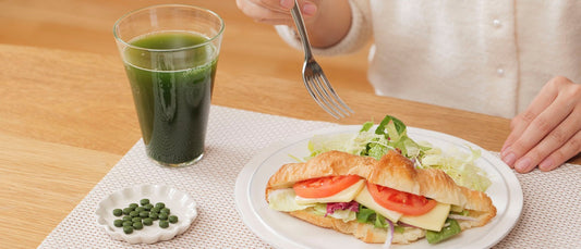 Chlorella tablets and chlorella powder during daily breakfast