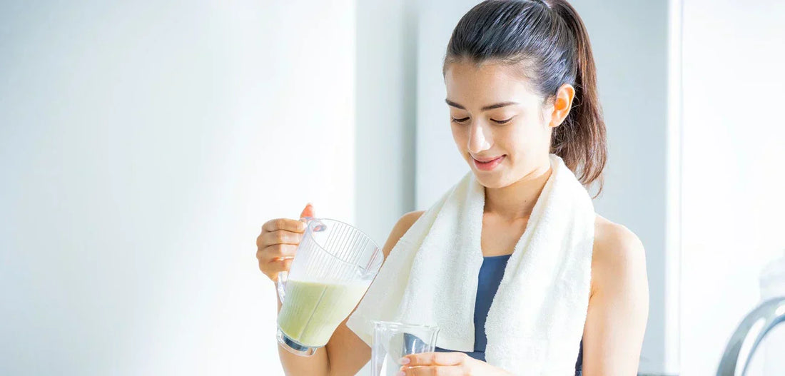 Woman preparing a chlorella powder smoothie