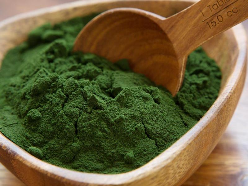 Chlorella Powder with spoon